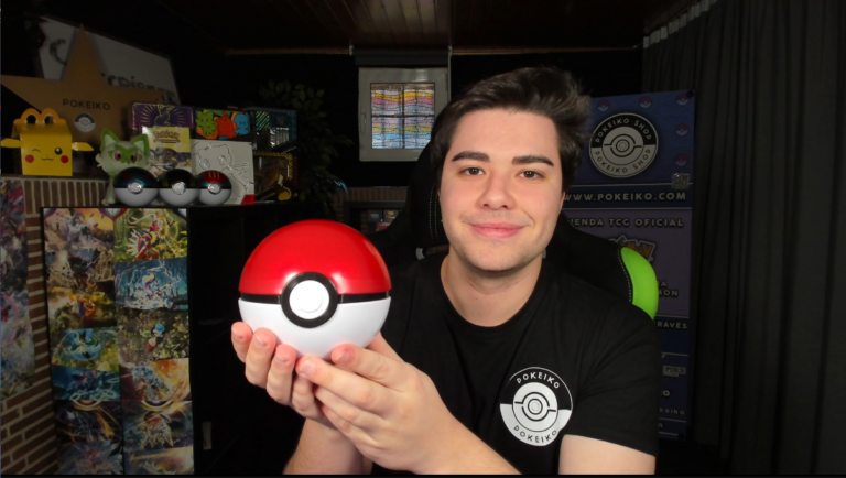 Pokeiko con su Pokeball en la tienda de Pokeiko y donde se fabrica todo lo que os ofrecemos, videos, guias y la propia tienda online